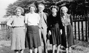 photograph: Mrs Shanks, Joan, Mr Shanks, Paddy and Jen, 1946