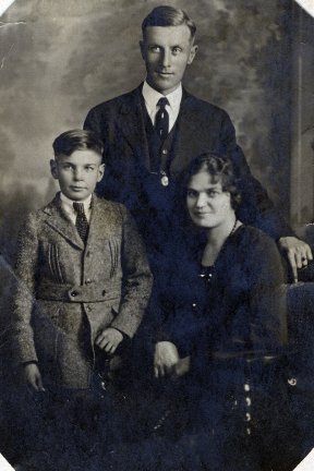 Frederic James Domville (b 1886), his wife Gerda and their son Frederic James Domville (b 1911)