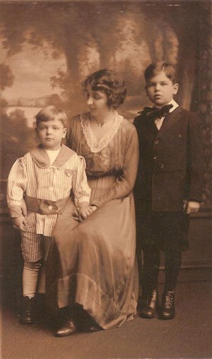 George Lewis (1912-1989), Sue Dumville née Bendinger (1876-1965), Harry Charles Dumville (1907-1992)
